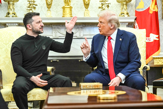 도널드 트럼프 미국 대통령(오른쪽)과 볼로다미르 젤렌스키 우크라이나 대통령이 지난해 2월 백악관에서 만나 설전을 벌이고 있다. AFP=연합뉴스