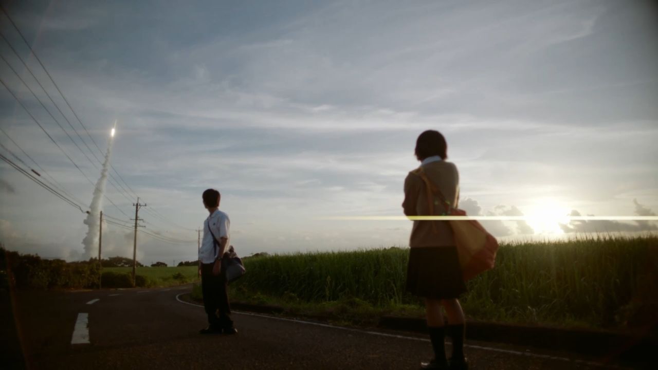 실사화 영화 '초속5센티미터' 스틸컷. 고등학생이 된 타카키가 하늘로 향하는 우주선을 보며 아카리를 떠올리고 있다. [롯데엔터테인먼트] 