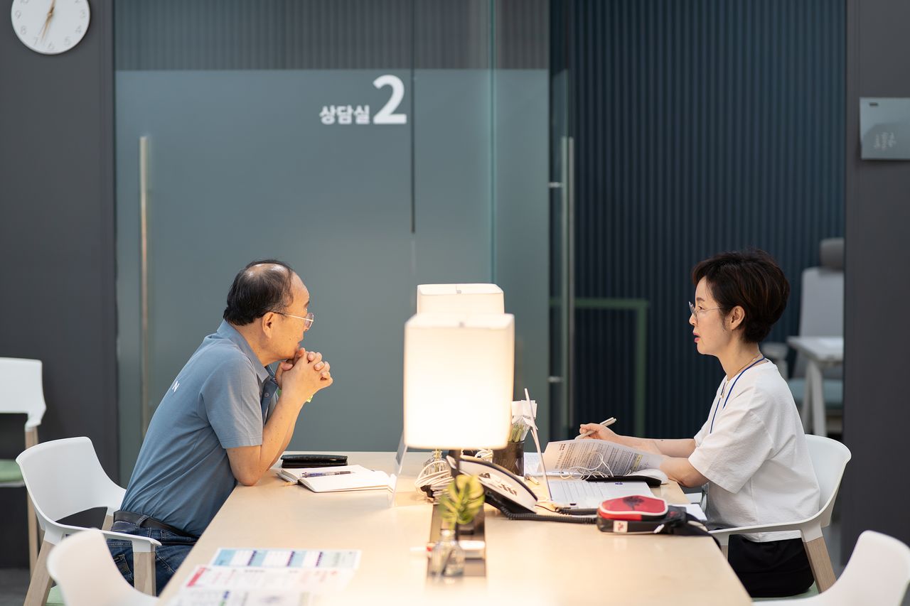 서울 중장년취업사관학교를 찾은 한 중년(왼쪽)이 전문 취업 컨설턴트와 1대 1 상담을 하고 있다. 사진 서울시