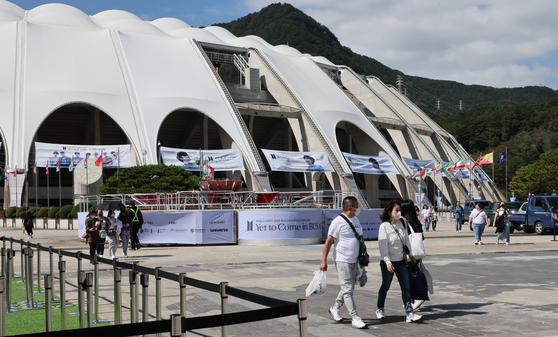 2030 부산세계박람회 유치 기원 BTS콘서트를 하루 앞둔 2022년 10월14일 공연장인 부산 연제구 부산아시아드주경기장 주변에서 BTS 팬들이 몰려들어 분위기를 고조 시키고 있다. 송봉근 기자