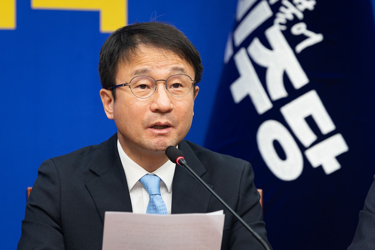 한병도 더불어민주당 원내대표가 23일 서울 여의도 국회에서 열린 최고위원회의에서 모두 발언을 하고 있다. 뉴스1