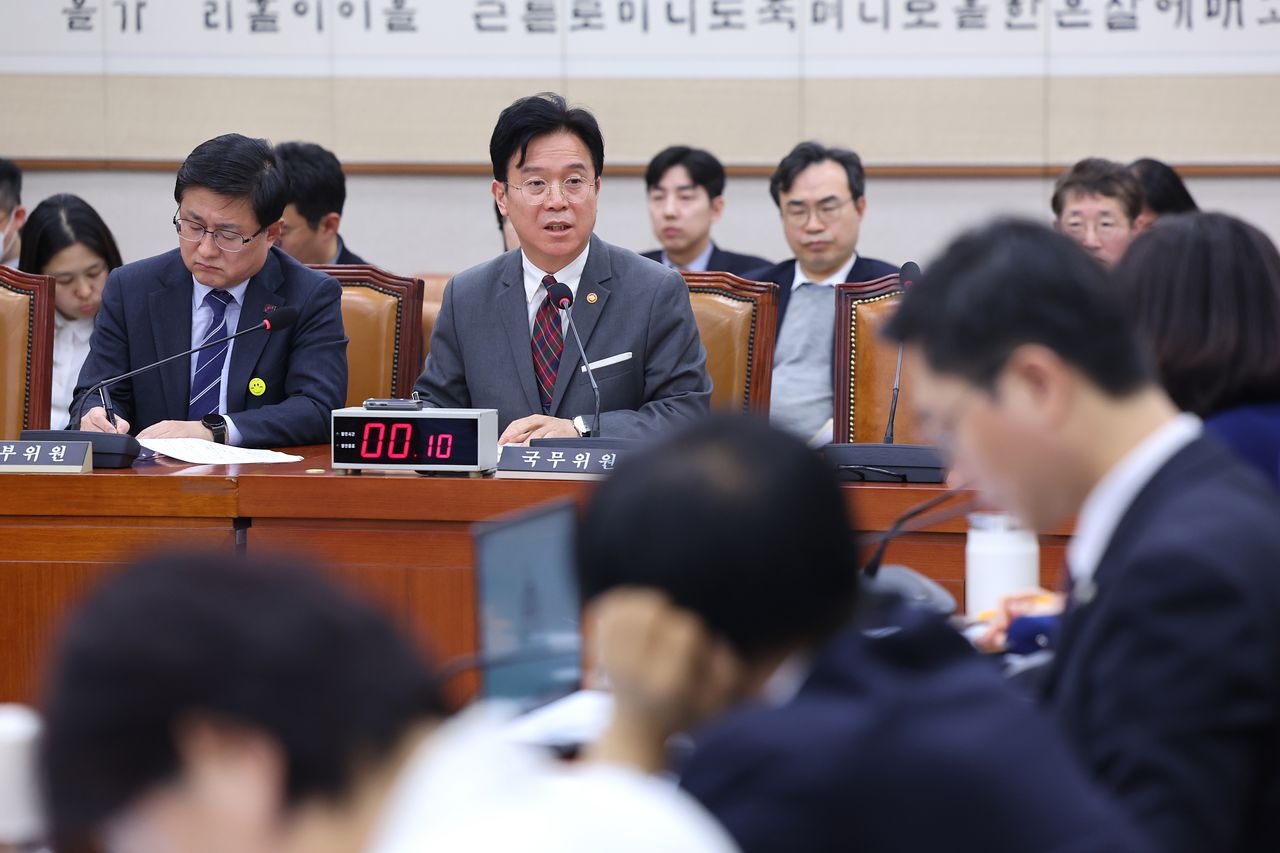 김영훈 고용노동부 장관이 23일 서울 여의도 국회에서 열린 법제사법위원회 전체회의에서 의원 질의에 답변하고 있다. 뉴스1