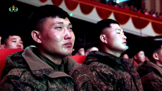 지난해 12월 러시아에 파병됐다 북한으로 귀국한 공병부대원들을 환영하는 축하공연에서 울고있는 북한 병사. 조선중앙TV=연합뉴스