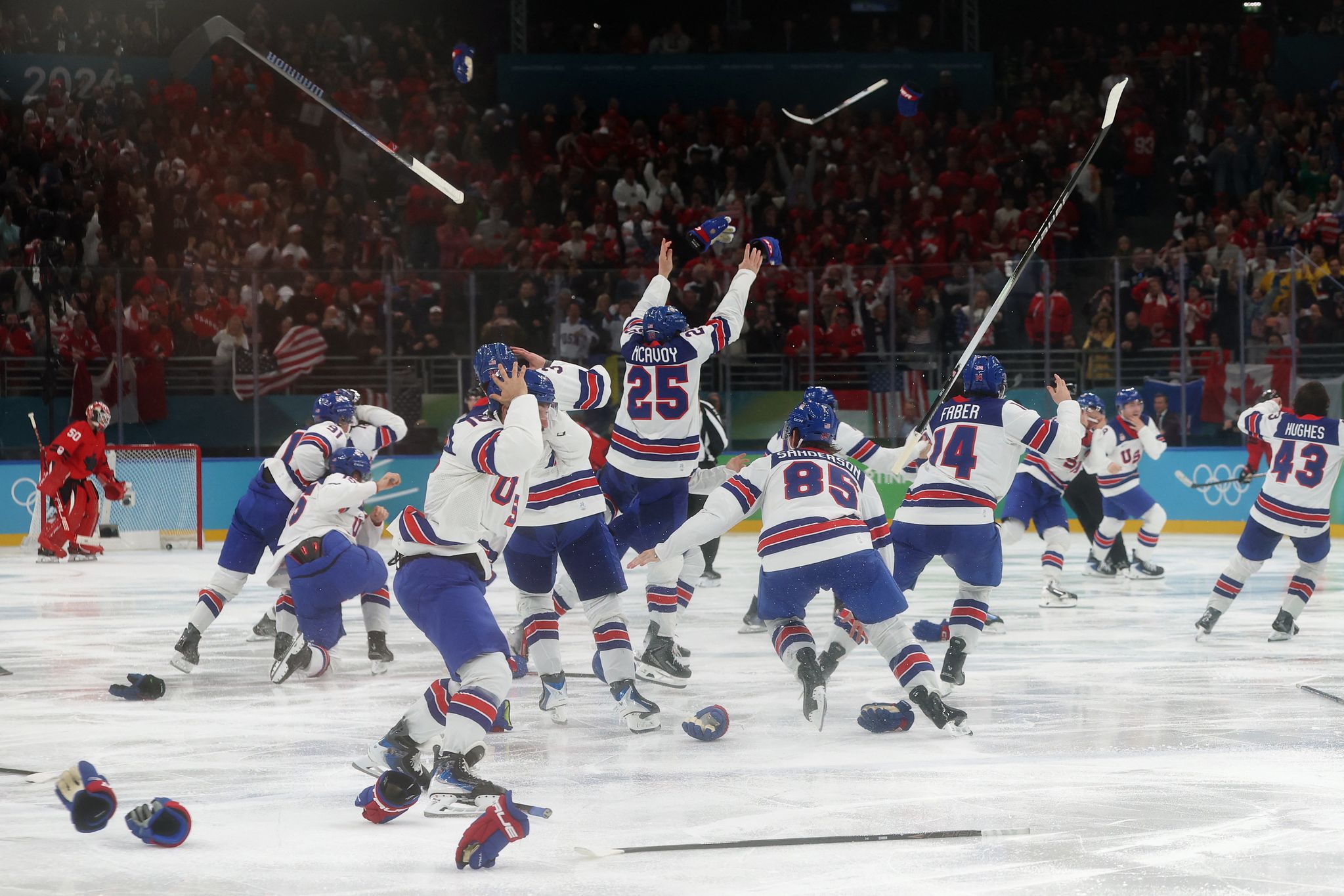 미국 아이스하키 대표팀이 캐나다와 올림픽 결승전 연장전에서 골든골이 터지자 스틱과 헬맷을 던지며 기뻐했다. 로이터=연합뉴스