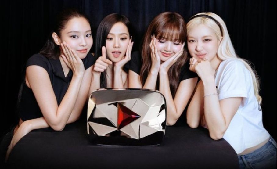 유튜브 구독자 1억 명 돌파로 ‘레드 다이아몬드 버튼’을 받은 블랙핑크. [사진 YG엔터테인먼트]