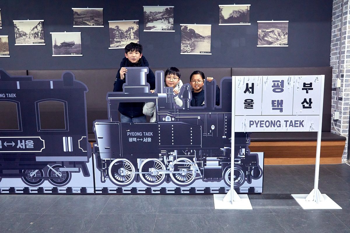 60~80년대 교실을 모습을 재현한 상설전 '웃다리문화촌 옛교실'에서는 금각국민학교 시절을 엿볼 수 있다.