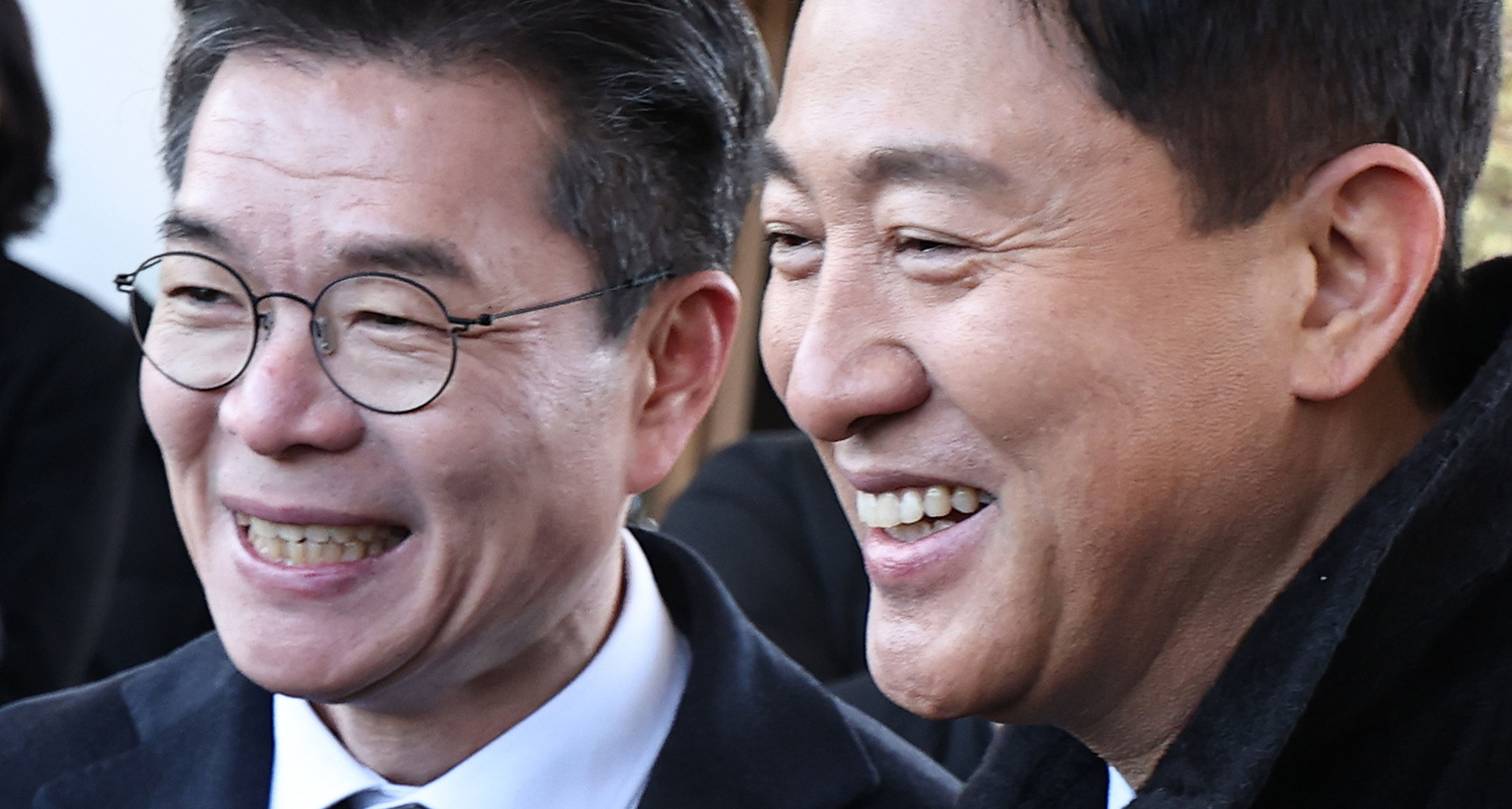 오세훈 서울시장(오른쪽)과 정원오 성동구청장이 지난달 1일 서울 동작구 국립서울현충원에서 현충탑에 참배를 마친 뒤 인사하고 있다. 연합뉴스