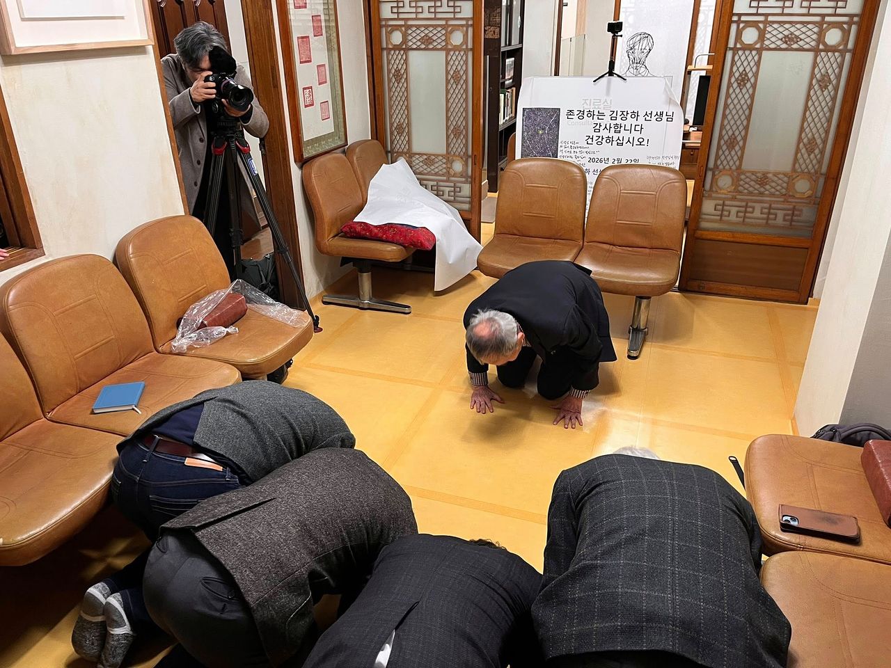 문형배 전 헌법재판소장 권한대행이 설 명절을 맞아 경남 진주 남성당교육관을 찾아 김장하 선생에게 세배했다. 페이스북 캡처