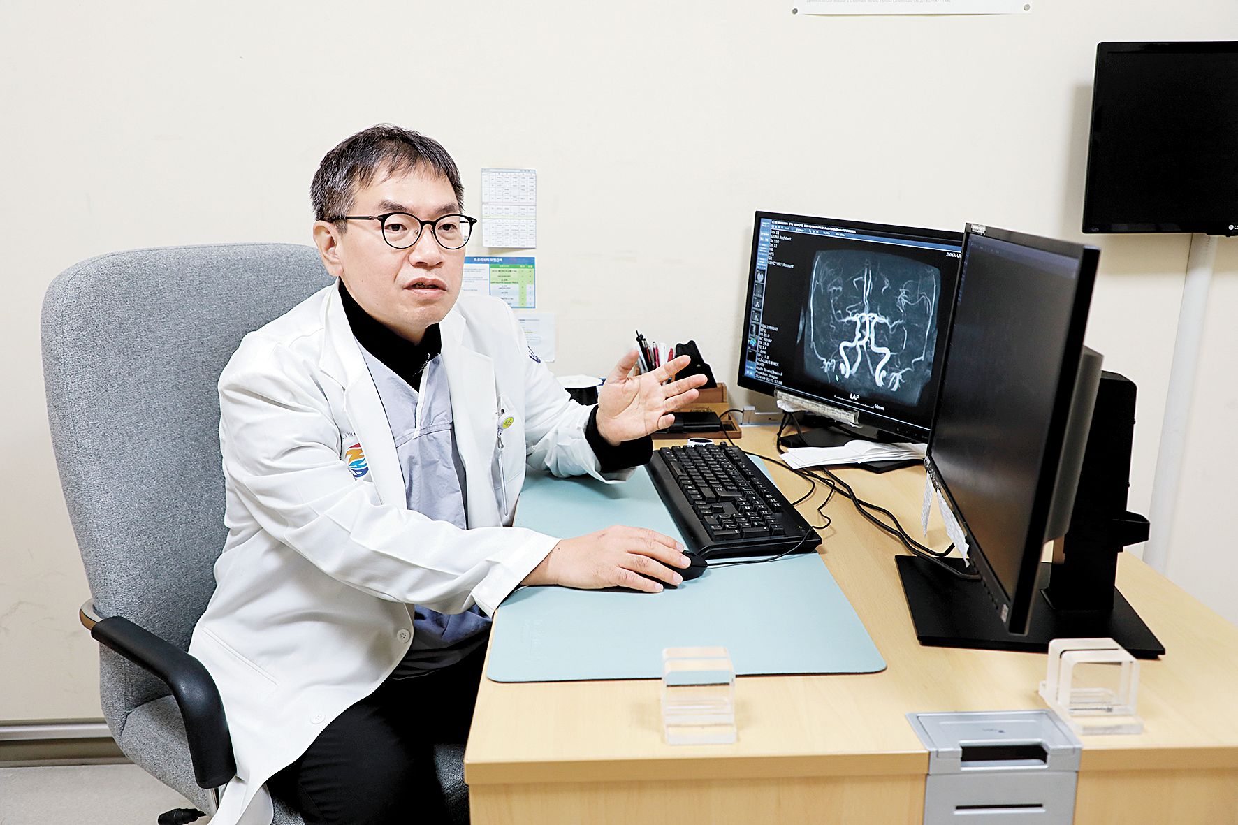 인하대병원 신경과 박희권 교수가 뇌졸중 치료에 관해 설명하고 있다. [사진 인하대병원]