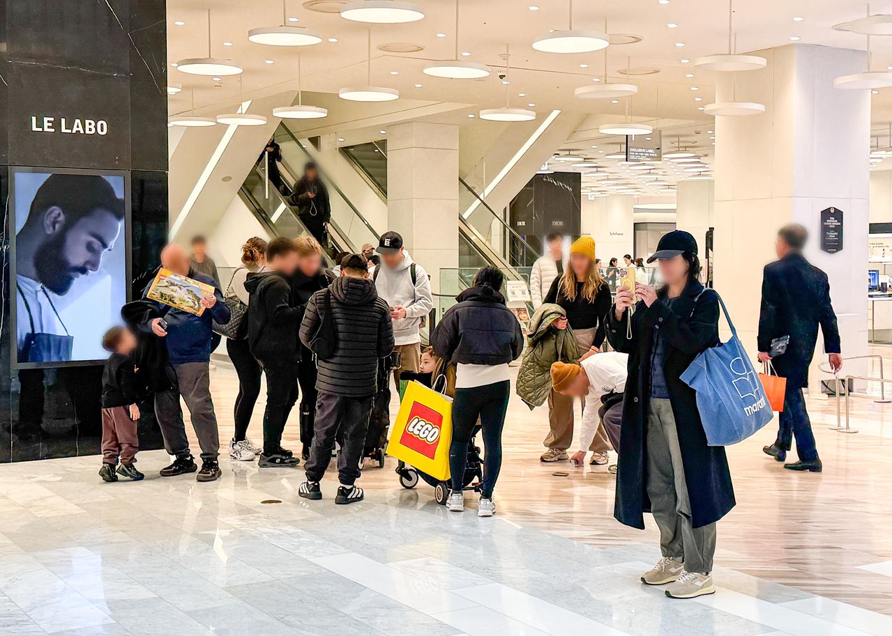 서울 여의도의 더헌대서울 매장을 찾은 외국인 관광객들. 사진 현대백화점