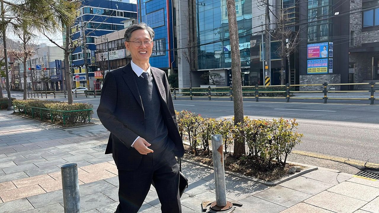 문형배 전 헌법재판소장 권한대행이 설 명절을 맞아 경남 진주 남성당교육관을 찾아 김장하 선생에게 세배했다. 페이스북 캡처