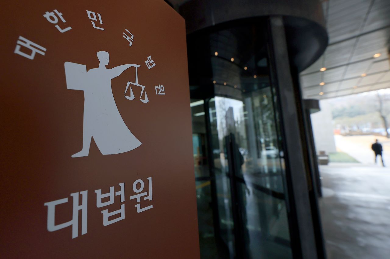 대법관을 증원하는 내용의 법원조직법 개정안과 대법원 판결에 헌법소원을 제기할 수 있도록 하는 헌법재판소법 개정안이 국회 법제사법위원회를 통과한 가운데 12일 서울시 서초구 대법원에서 직원 등이 오가고 있다. 뉴스1