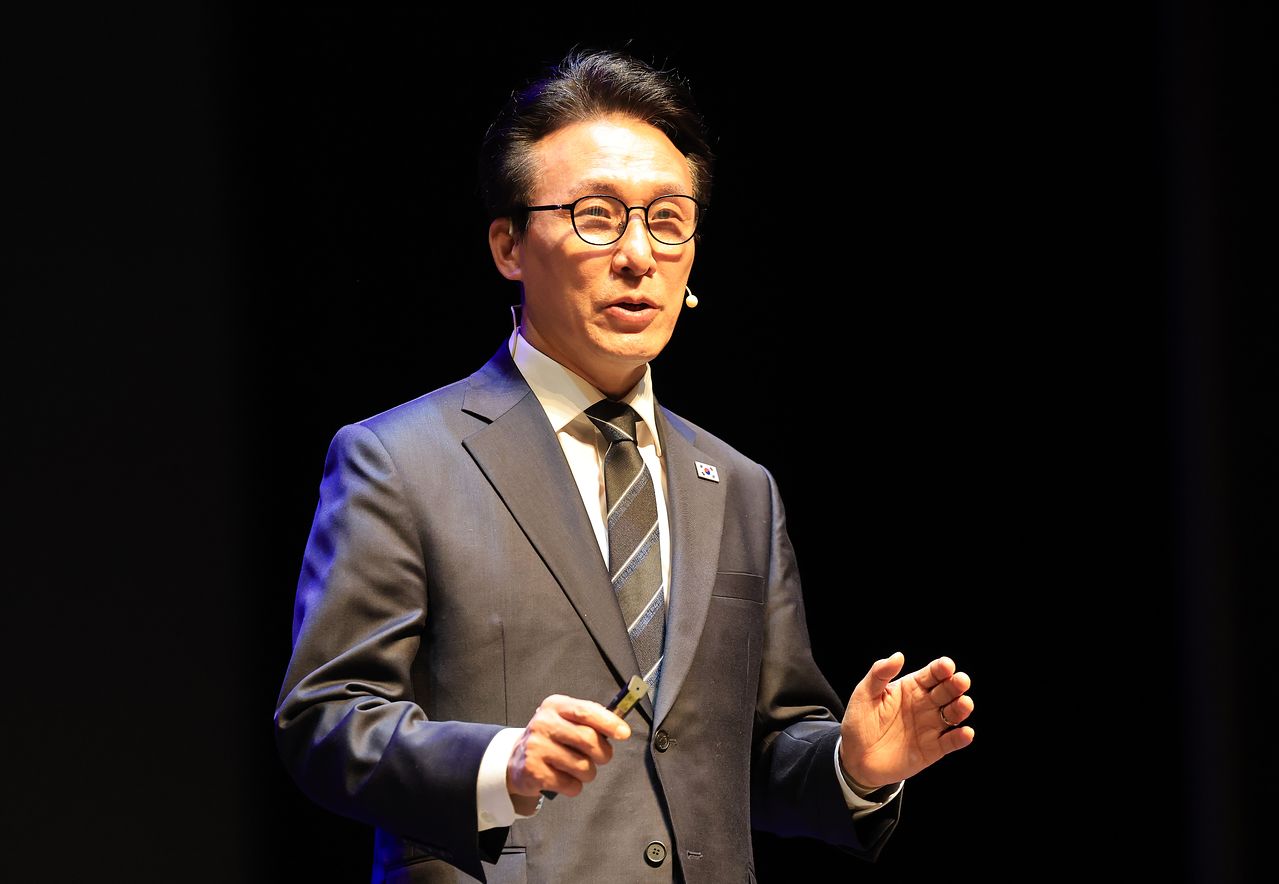 김민석 국무총리가 23일 인천 계양구 계양문화회관에서 열린 더불어민주당 인천시당 초청 K-국정설명회에서에서 강연을 하고 있다. 뉴스1