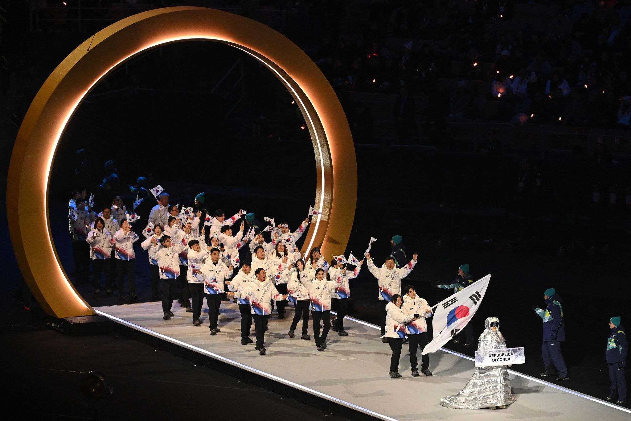 2026 밀라노·코르티나담페초 동계올림픽 개회식이 열린 지난 6일(현지시간) 이탈리아 북부 밀라노 산시로 스타디움에서 한국 선수단 기수 박지우와 차준환이 다른 선수들과 함께 입장하고 있다. AFP=연합뉴스