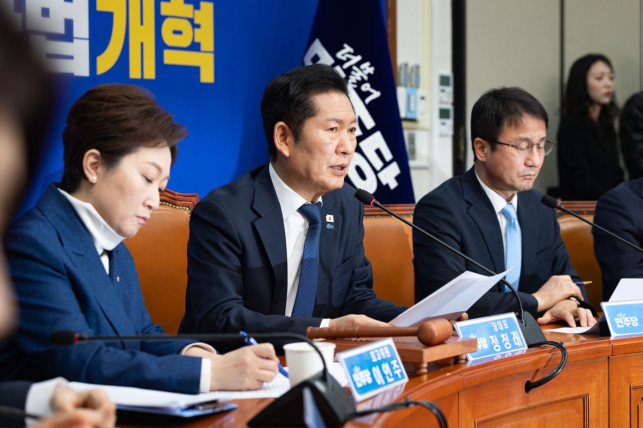 정청래 더불어민주당 대표가 23일 서울 여의도 국회에서 열린 최고위원회의에서 모두 발언을 하고 있다. 뉴스1