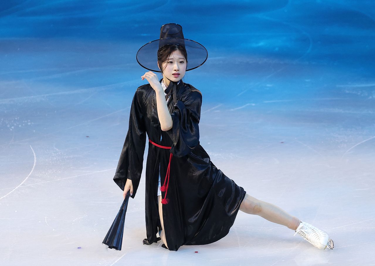 피겨 이해인이 21일(현지시간) 이탈리아 밀라노 아이스 스케이팅 아레나에서 열린 2026 밀라노·코르티나담페초 동계올림픽 피겨 갈라쇼에서 넷플릭스 '케이팝 데몬 헌터스' OST에 맞춰 연기를 펼치고 있다. 뉴스1
