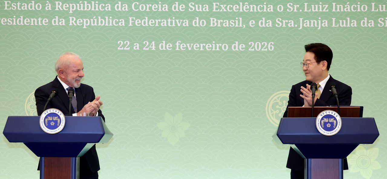 이재명 대통령이 23일 청와대에서 열린 한-브라질 공동언론발표에서 발언을 마친 뒤 루이스 이나시우 룰라 다시우바 브라질 대통령과 박수치고 있다. 연합뉴스