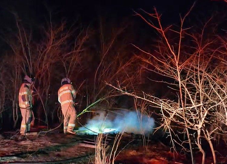 지난 22일 오후 7시22분 강원 고성군 토성면 인흥리에서 산불이 나 소방대원이 진화 작업을 하고 있다.[사진 강원도소방본부]