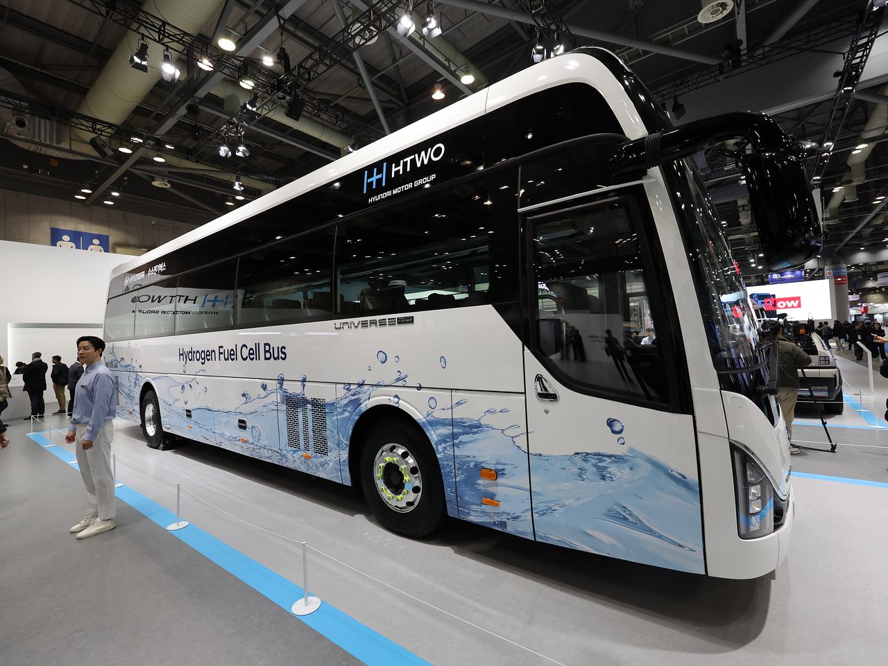 지난해 12월4일 경기도 고양시 일산서구 킨텍스(KINTEX)에서 열린 '세계 수소 엑스포 2025(월드 하이드로젠 엑스포)'에서 현대자동차 그룹 부스를 찾은 관람객이 수소 전기버스를 살펴보고 있다. [뉴스1]