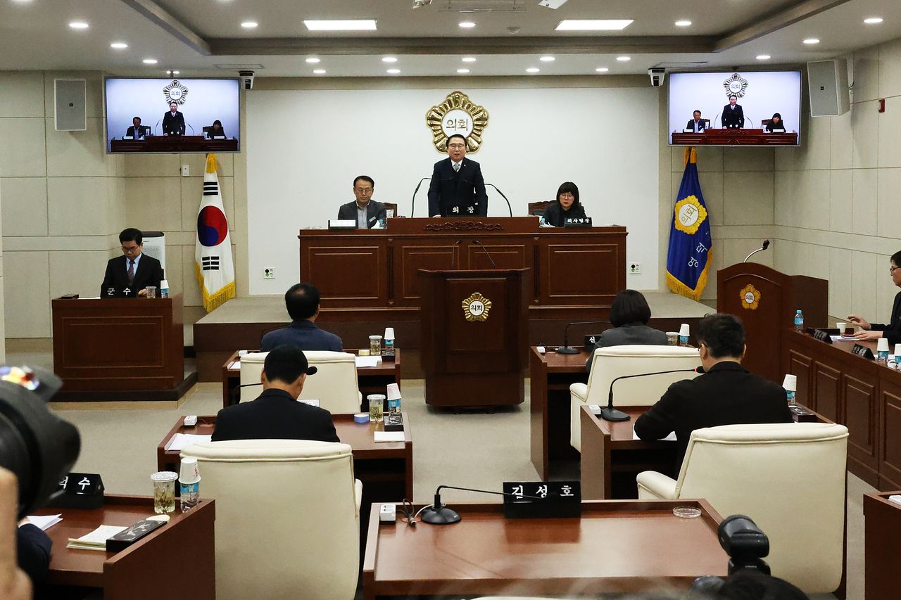 경북 영덕군의회가 24일 군이 제출한 신규 원자력발전소 유치 신청 동의안을 전원 찬성해 의결하고 있다. 연합뉴스