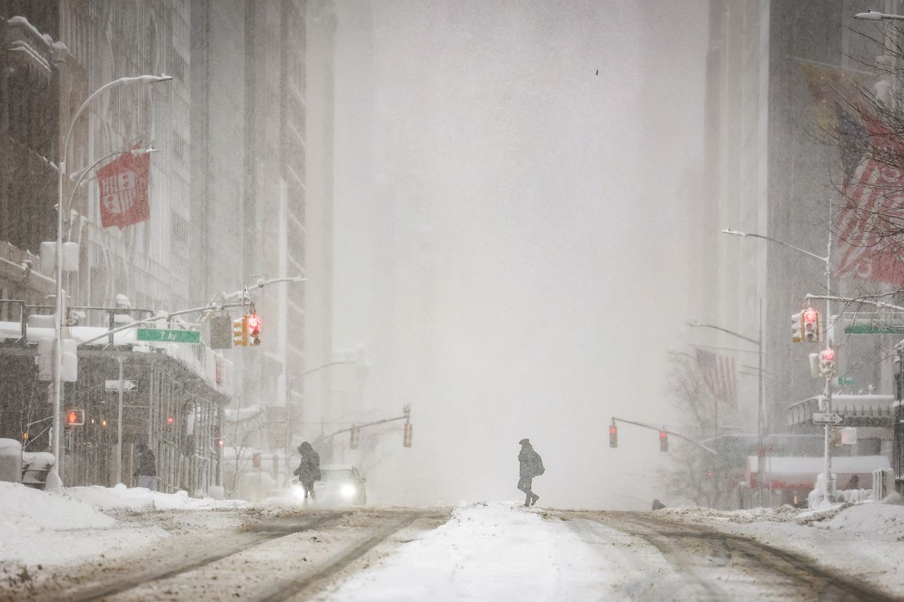 23일(현지시간) 미국 뉴욕에서 한 보행자가 거리를 걷고 있다. 로이터=연합뉴스