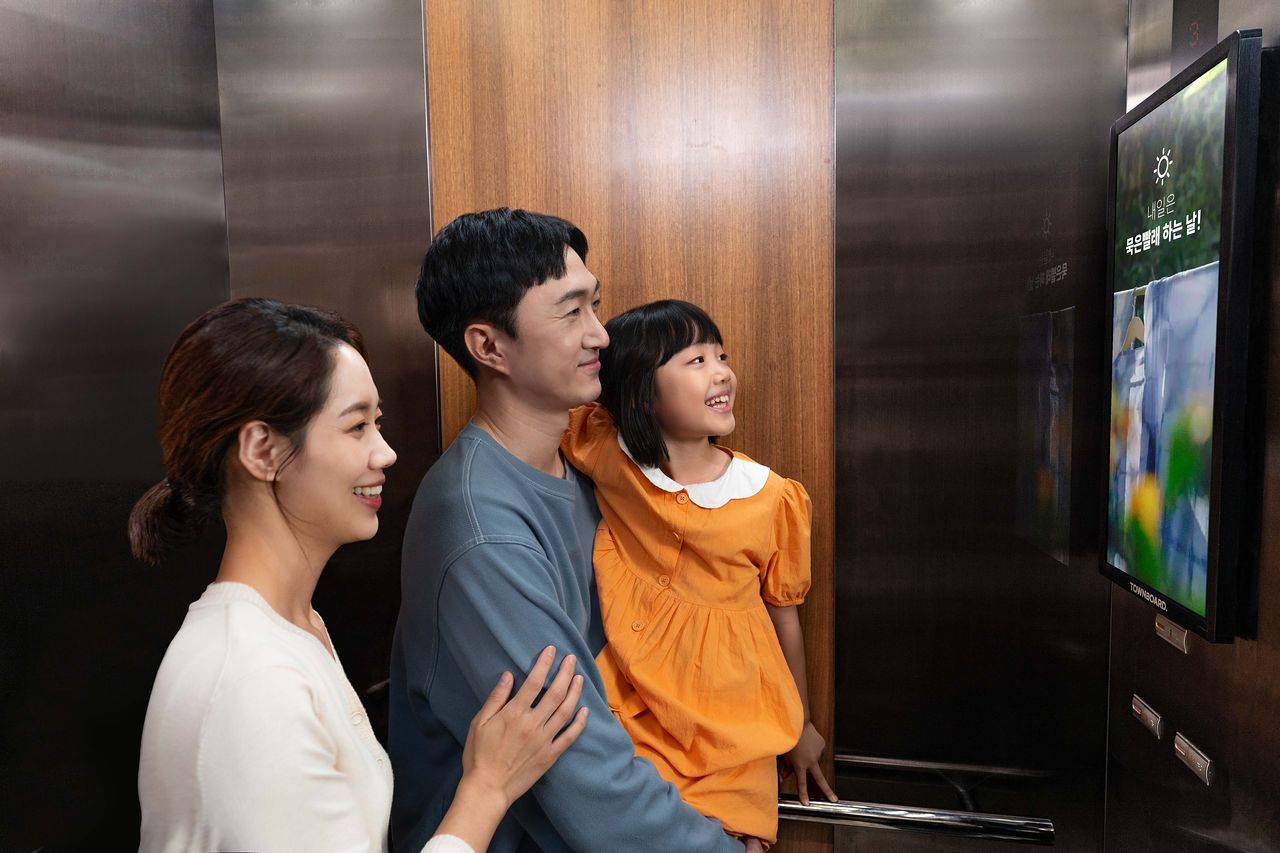 최근 엘리베이터 TV광고가 실질적 구매 행동을 끌어내는 커머스 플랫폼으로 가능성을 확장해 나가고 있다. 사진 타운보드