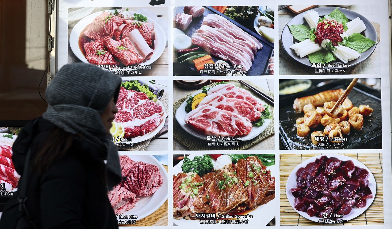 지난달 27일 서울 중구 명동거리에 걸려있는 음식 메뉴판. 뉴스1