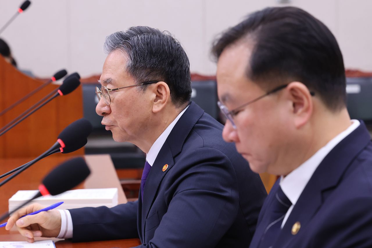 정성호 법무부 장관이 24일 서울 여의도 국회에서 열린 법제사법위원회 전체회의에서 의원 질의에 답변하고 있다. 뉴스1