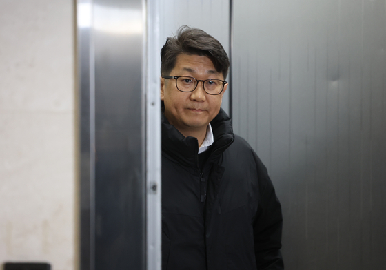 '쿠팡 일용직 노동자 퇴직금 미지급' 사건 수사 과정에서 상관의 외압이 있었다고 폭로한 문지석 검사가 지난해 12월 11일 서울 서초구 안권섭 특별검사팀 사무실에 참고인 신분으로 출석하고 있다. 연합뉴스