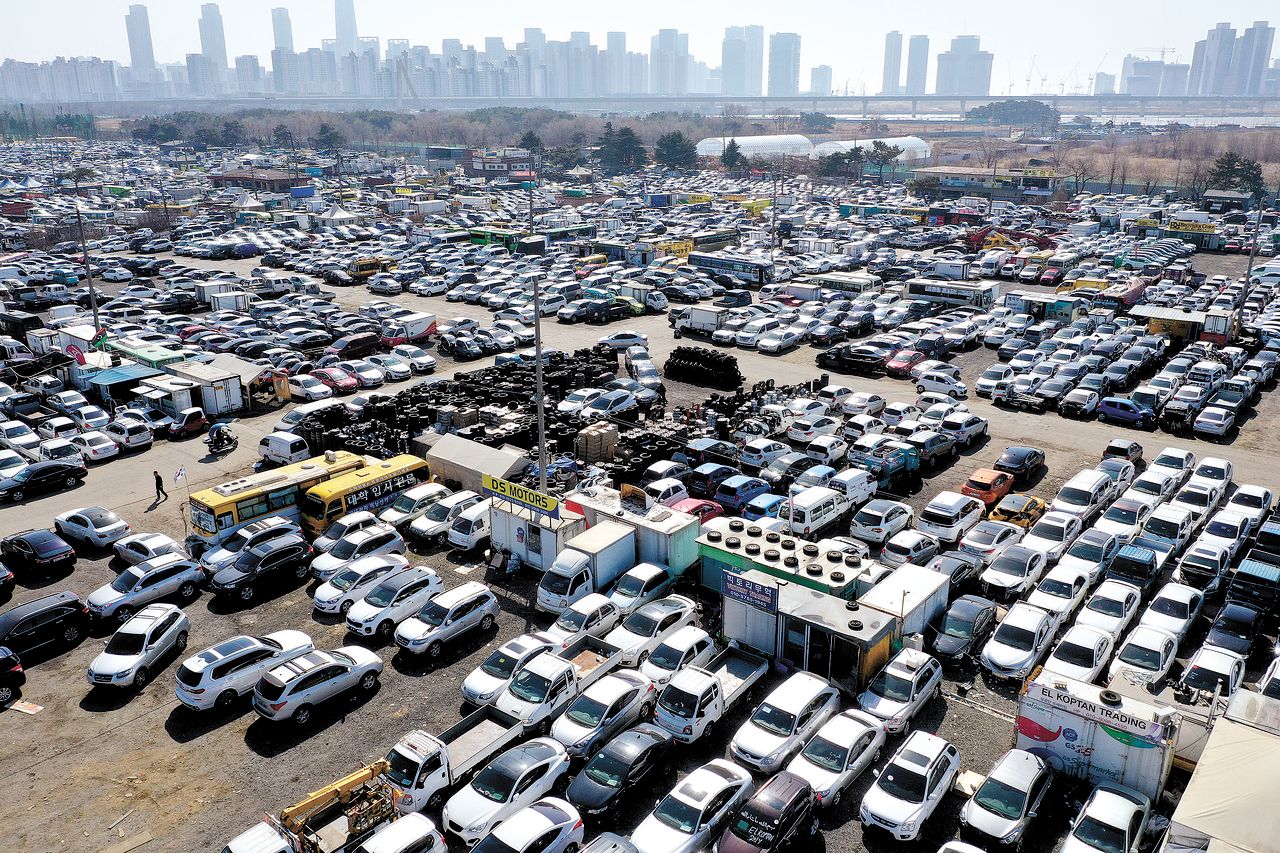 인천시 연수구 송도유원지 중고차 수출단지에 중고차가 가득 차 있다. 연합뉴스