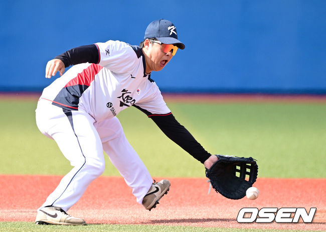 [OSEN=오키나와(일본), 최규한 기자] 2026 WBC(월드베이스볼클래식)를 준비하는 대한민국 야구 대표팀이 23일 일본 오키나와 가데나 야구장에서 프로야구 한화 이글스와 연습경기를 펼쳤다. 야구 대표팀은 오키나와에서 국내 팀들과 6차례 연습경기를 치르며 전력을 끌어올릴 예정이다.한화와 11년 총액 307억 다년계약을 맺은 대표팀 노시환이 수비 훈련을 펼치고 있다. 2026.02.23 / dreamer@osen.co.kr