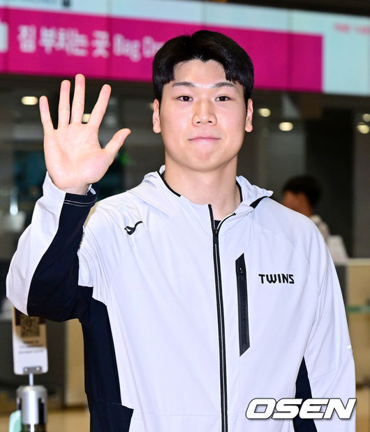 [OSEN=인천공항, 최규한 기자] 프로야구 LG 트윈스가 23일 오후 2026 시즌을 준비하기 위해 22일 오후 인천공항을 통해 미국으로 출국했다.LG는 오는25일부터2월22일까지 미국 애리조나에서 1차스프링캠프를 펼친다. 염경엽감독과코칭스태프18명,주장 박해민을 비롯한 선수40명이 담금질에 나선다.LG 조원태가 출국을 앞두고 포즈를 취하고 있다. 2026.01.23 / dreamer@osen.co.kr