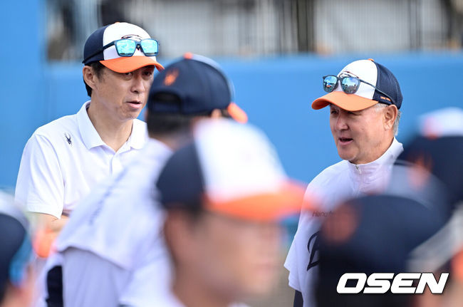 [OSEN=최규한 기자] 한화 손혁 단장-김경문 감독. 2026.02.21/ dreamer@osen.co.kr