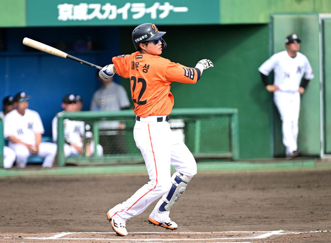 [OSEN=오키나와(일본), 최규한 기자] 프로야구 한화 이글스가 22일 일본 오키나와 이토만 니시자키 야구장에서 일본 프로야구 지바롯데와 연습경기를 가진다.한화는 이번 2차 오키나와 캠프에서 총 9차례 연습경기를통해 전력을 가다듬을 예정이다.6회초 1사 2루 상황 한화 채은성이 안타를 날리고 있다. 2026.02.22 / dreamer@osen.co.kr