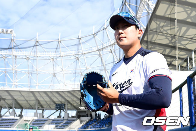 [OSEN=오키나와(일본), 최규한 기자] 2026 WBC(월드베이스볼클래식)를 준비하는 대한민국 야구 대표팀이 23일 일본 오키나와 가데나 야구장에서 프로야구 한화 이글스와 연습경기를 펼쳤다. 야구 대표팀은 오키나와에서 국내 팀들과 6차례 연습경기를 치르며 전력을 끌어올릴 예정이다.대표팀 손주영이 훈련에 나서고 있다. 2026.02.23 / dreamer@osen.co.kr