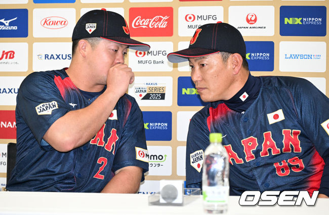 [OSEN=도쿄(일본), 조은정 기자]14일 일본 도쿄돔에서 월드베이스볼클래식(WBC) 대비 한일 평가전을 앞두고 공식 기자회견이 열렸다.한국 대표팀은 14일일 훈련을 하고 15일과 16일 일본과 두 차례 평가전을 치른다. 일본 마키 슈고와 이바타 히로카즈 감독이 대화를 나누고 있다. 2025.11.14 /cej@osen.co.kr