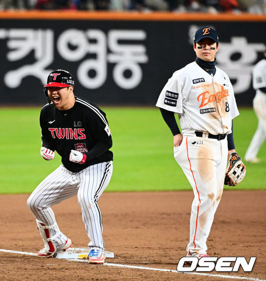 [OSEN=대전, 지형준 기자] 30일 대전 한화생명볼파크에서 2025 신한 SOL Bank KBO리그 포스트시즌 한국시리즈 4차전 한화 이글스와 LG 트윈스의 경기가 열렸다. 이날 경기에 한화는 와이스를, LG는 치리노스를 선발투수로 내세웠다. 9회초 2사 1루에서 LG 문보경이 1타점 적시 2루타를 날리며 기뻐하고 있다. 2025.10.30 / jpnews@osen.co.kr