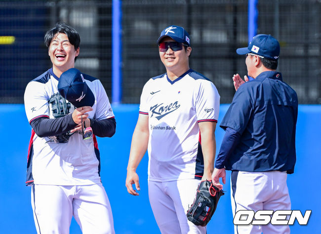 [OSEN=오키나와(일본), 최규한 기자] 2026 WBC(월드베이스볼클래식)를 준비하는 대한민국 야구 대표팀이 23일 일본 오키나와 가데나 야구장에서 프로야구 한화 이글스와 연습경기를 펼쳤다. 한화와 11년 총액 307억 다년계약을 맺은 대표팀 노시환이 문보경, 류지현 감독과 이야기를 나누고 있다. 2026.02.23 / dreamer@osen.co.kr
