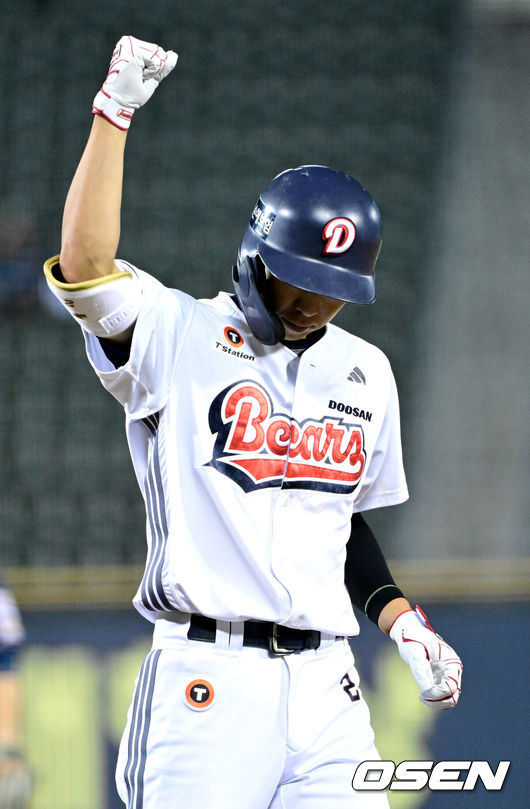 [OSEN=잠실, 최규한 기자] 14일 서울 잠실야구장에서 ‘2025 신한 SOL Bank KBO리그’ 두산 베어스와 NC 다이노스의 경기가 열렸다.홈팀 두산은 곽빈, 방문팀 NC는 라일리 톰슨을 선발로 내세웠다.5회말 무사 2루 상황 두산 김민석이 추격의 1타점 적시타를 날리고 1루에 안착해 기뻐하고 있다. 2025.08.14 / dreamer@osen.co.kr