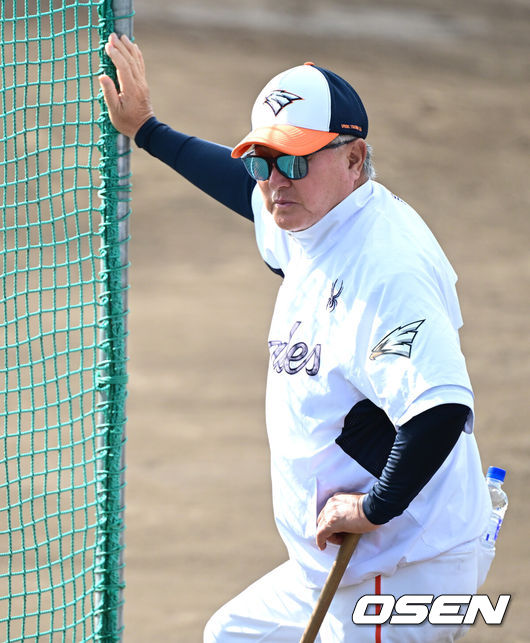 [OSEN=오키나와(일본), 최규한 기자] 프로야구 한화 이글스가 21일 일본 오키나와 고친다 구장에서 스프링 캠프 훈련을 펼쳤다.한화는 이번 2차 오키나와 캠프에서 총 9차례의 연습경기를통해 전력을 가다듬을 예정이다.한화 김경문 감독이 선수들의 훈련을 주시하고 있다. 2026.02.21 / dreamer@osen.co.kr