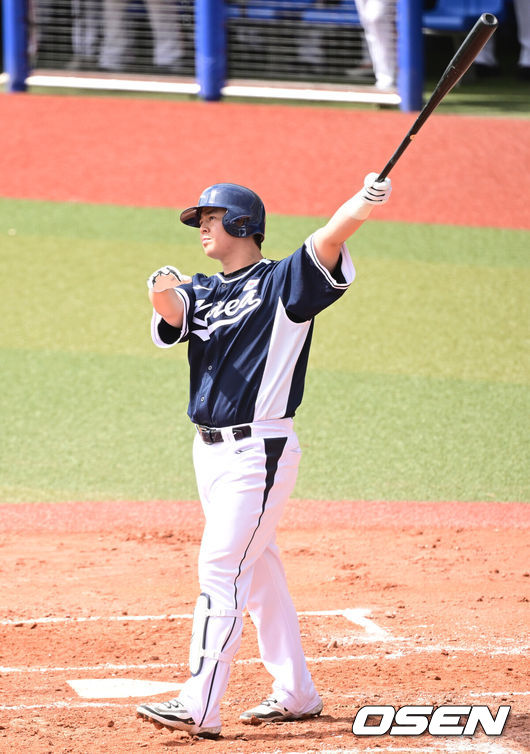 [OSEN=오키나와(일본), 최규한 기자] 2026 WBC(월드베이스볼클래식)를 준비하는 대한민국 야구 대표팀이 23일 일본 오키나와 가데나 야구장에서 프로야구 한화 이글스와 연습경기를 펼쳤다. 야구 대표팀은 오키나와에서 국내 팀들과 6차례 연습경기를 치르며 전력을 끌어올릴 예정이다.2회초 무사 1루 상황 대표팀 노시환이 선제 좌월 투런포를 날리고 있다. 2026.02.23 / dreamer@osen.co.kr