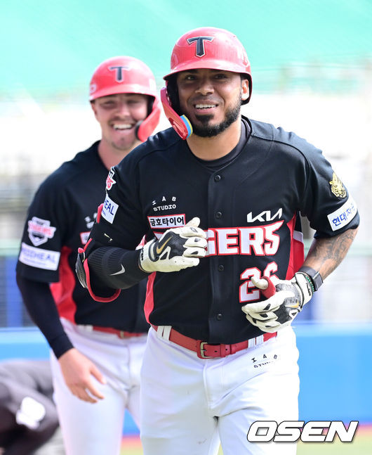 [OSEN=오키나와(일본), 최규한 기자] 2026 WBC(월드베이스볼클래식)를 준비하는 대한민국 야구 대표팀이 24일 일본 오키나와 가데나 야구장에서 프로야구 KIA 타이거즈와 연습경기를 펼쳤다. 야구 대표팀은 오키나와에서 국내 팀들과 6차례 연습경기를 치르며 전력을 끌어올릴 예정이다.1회초 2사 2루 상황 KIA 해럴드 카스트로가 선제 우월 투런포를 날리고 홈을 밟은 뒤 미소짓고 있다. 2026.02.24 / dreamer@osen.co.kr