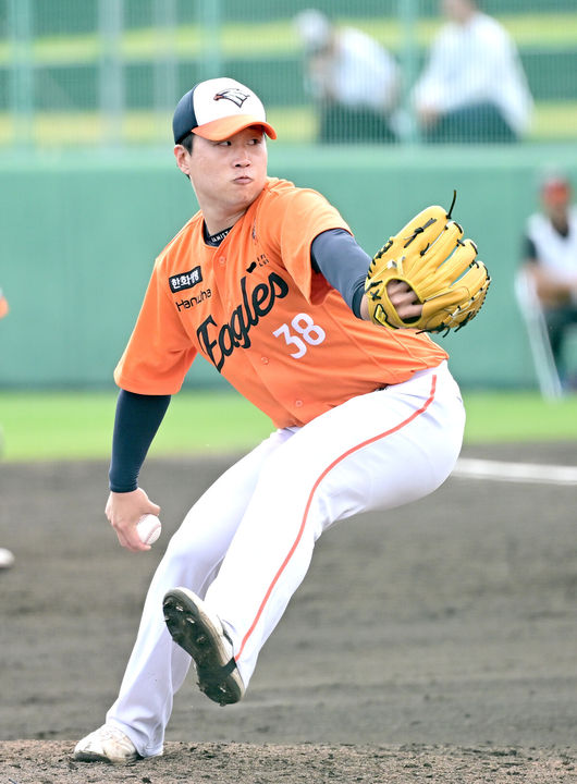 [OSEN=오키나와(일본), 최규한 기자] 프로야구 한화 이글스가 22일 일본 오키나와 이토만 니시자키 야구장에서 일본 프로야구 지바롯데와 연습경기를 가진다.한화는 이번 2차 오키나와 캠프에서 총 9차례 연습경기를통해 전력을 가다듬을 예정이다.5회말 한화 투수 김종수가 힘차게 공을 뿌리고 있다. 2026.02.22 / dreamer@osen.co.kr