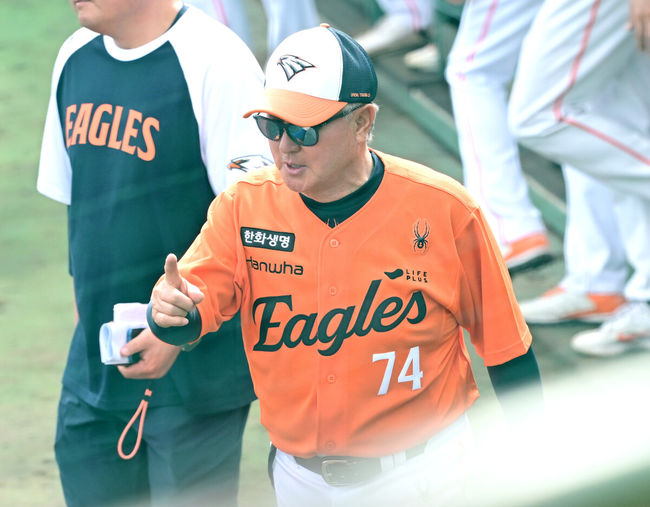 [OSEN=오키나와(일본), 최규한 기자] 프로야구 한화 이글스가 22일 일본 오키나와 이토만 니시자키 야구장에서 일본 프로야구 지바롯데와 연습경기를 가진다.한화는 이번 2차 오키나와 캠프에서 총 9차례 연습경기를통해 전력을 가다듬을 예정이다.경기를 마치고 한화 김경문 감독이 그라운드를 나서고 있다. 2026.02.22 / dreamer@osen.co.kr