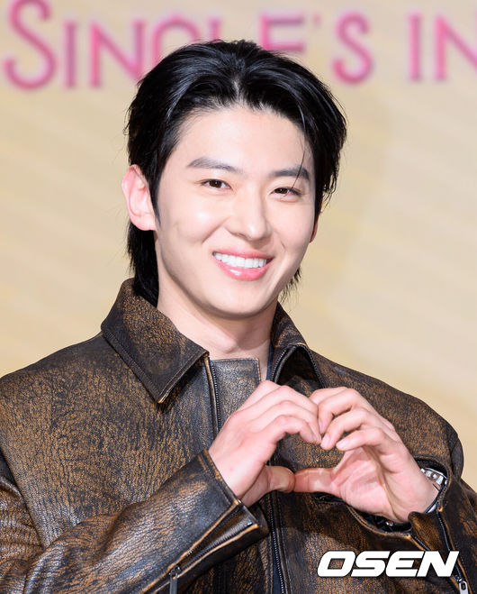 [OSEN=인천, 이대선 기자] 14일 서울 마포구 호텔 나루 서울 엠갤러리에서 넷플릭스 '솔로지옥' 시즌5 제작발표회가 열렸다.'솔로지옥'은 커플이 되어야만 나갈 수 있는 외딴 섬, ‘지옥도’에서 펼쳐질 솔로들의 솔직하고 화끈한 데이팅 리얼리티쇼로 오는 1월 20일(화) 오직 넷플릭스에서 만날 수 있다.방송인 덱스가 포토타임을 가지고 있다. 2026.01.14 /sunday@osen.co.kr