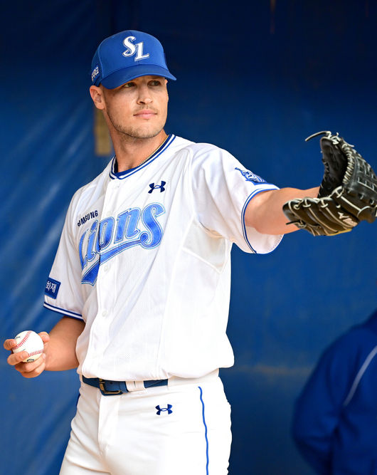 [OSEN=오키나와(일본), 최규한 기자] 프로야구 삼성 라이온즈가 20일  일본 오키나와 온나손 아카마구장에서 스프링 캠프를 차리고 구슬땀을 흘렸다.삼성은 이번 2차 캠프에서 훈련 뿐 아니라 WBC 대표팀, 국내 팀들과 연습경기도 펼칠 계획이다.삼성 새 외국인투수 맷 매닝이 불펜 투구를 펼치고 있다. 2026.02.20 / dreamer@osen.co.kr