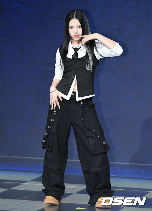 [OSEN=조은정 기자]초코엔터 패밀리 앨범 ‘ChoCo La Familia(초코 라 파밀리아)’ 쇼케이스가 24일 서울 마포구 쇼킹케이팝센터에서 열렸다.‘초코 라 파밀리아’는 가수 겸 음악 프로듀서조PD가 이끄는 초코엔터테인먼트의 패밀리 앨범이다. 앨범에는 더블 타이틀곡 ‘김미’와 ‘프렌지’(FRENZY)를 비롯해 ‘왓츠 유얼 위시’(What‘s Your Wish), ’짠‘(ZZAN), ’온 더 스트릿‘(On The Street) 등 5곡을 수록했다. 앨범 전곡 음원은 오는 24일 오후 6시 각종 온라인 음원사이트를 통해 발매한다.초코원 안판이 포즈를 취하고 있다. 2026.02.24 /cej@osen.co.kr