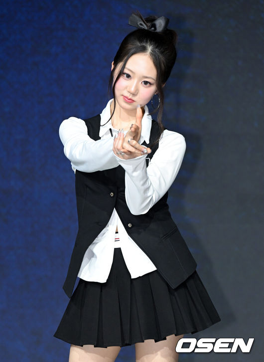 [OSEN=조은정 기자]초코엔터 패밀리 앨범 ‘ChoCo La Familia(초코 라 파밀리아)’ 쇼케이스가 24일 서울 마포구 쇼킹케이팝센터에서 열렸다.‘초코 라 파밀리아’는 가수 겸 음악 프로듀서조PD가 이끄는 초코엔터테인먼트의 패밀리 앨범이다. 앨범에는 더블 타이틀곡 ‘김미’와 ‘프렌지’(FRENZY)를 비롯해 ‘왓츠 유얼 위시’(What‘s Your Wish), ’짠‘(ZZAN), ’온 더 스트릿‘(On The Street) 등 5곡을 수록했다. 앨범 전곡 음원은 오는 24일 오후 6시 각종 온라인 음원사이트를 통해 발매한다.초코투 김윤지가 포즈를 취하고 있다. 2026.02.24 /cej@osen.co.kr