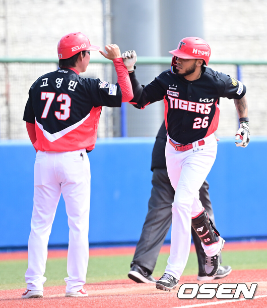 [OSEN=오키나와(일본), 최규한 기자] 2026 WBC(월드베이스볼클래식)를 준비하는 대한민국 야구 대표팀이 24일 일본 오키나와 가데나 야구장에서 프로야구 KIA 타이거즈와 연습경기를 펼쳤다.야구 대표팀은 오키나와에서 국내 팀들과 6차례 연습경기를 치르며 전력을 끌어올릴 예정이다.1회초 2사 2루 상황 KIA 해럴드 카스트로가 선제 우월 투런포를 날리고 그라운드를 돌며 고영민 코치와 기뻐하고 있다. 2026.02.24 / dreamer@osen.co.kr