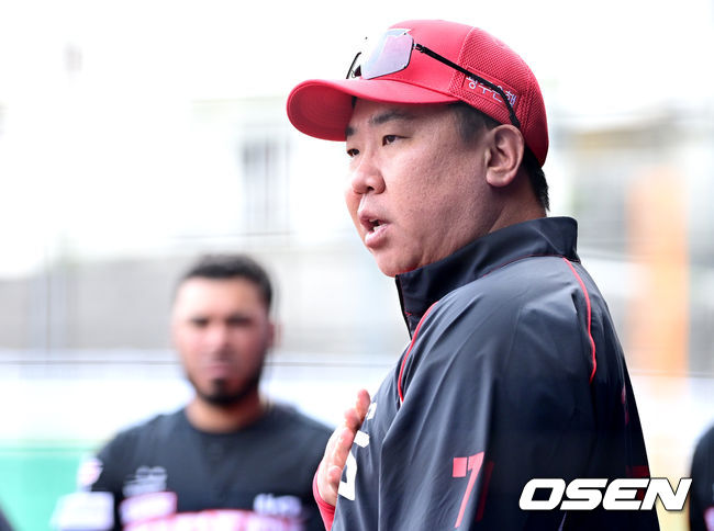 [OSEN=오키나와(일본), 최규한 기자]경기를 마치고 KIA 이범호 감독이 선수들과 강도 높은 미팅을 갖고 있다. 2026.02.24 / dreamer@osen.co.kr